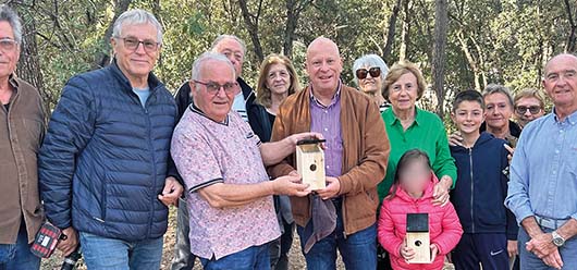 Pose de nichoirs à mésanges dans un bois communal